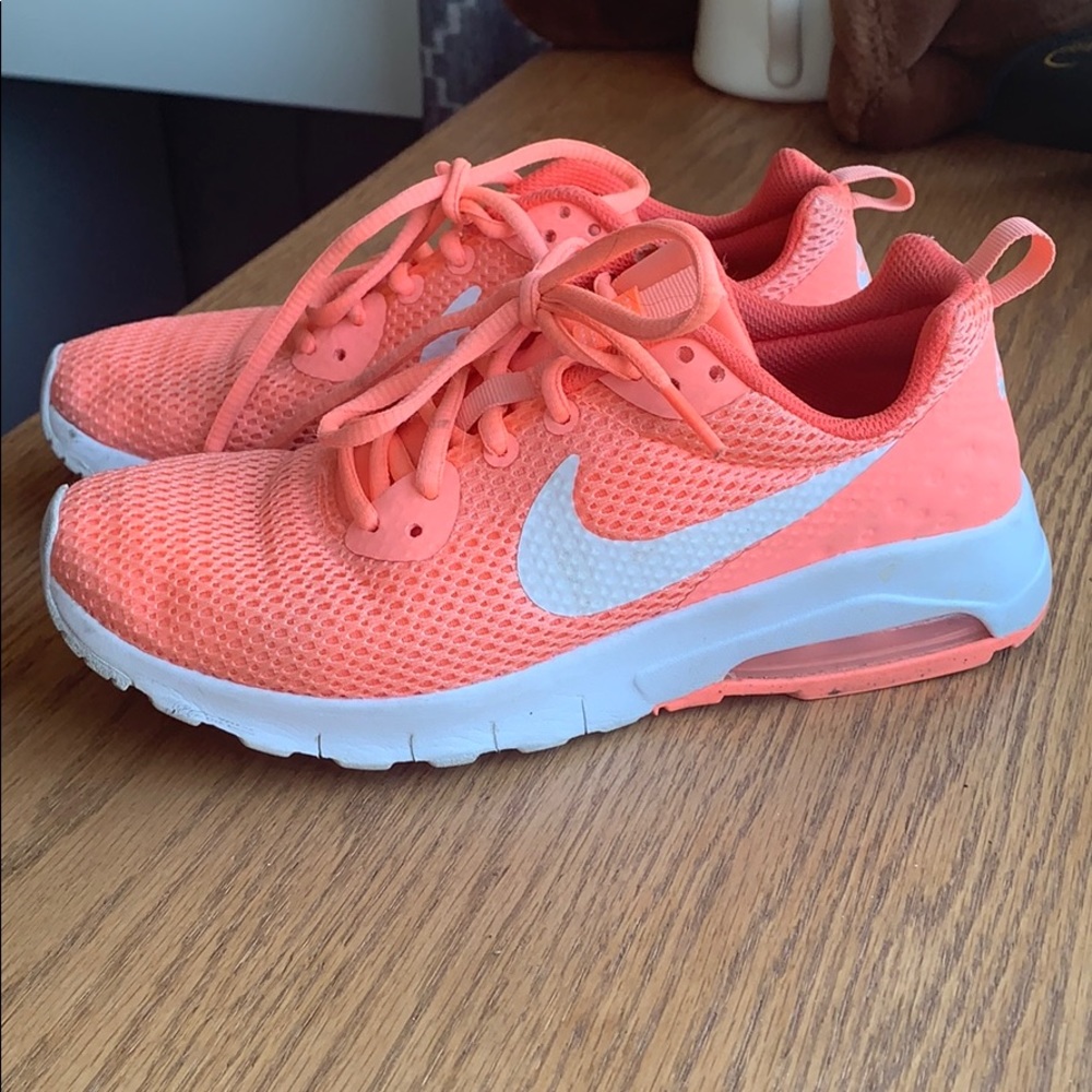 Gently used Nike shoes (5 youth or 5.5 women)